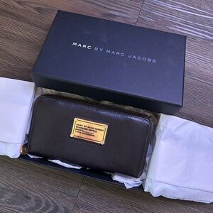 MARC BY MARC JACOBS BLACK GOLD LEATHER CONTINENTAL WALLET FULL ZIP INCLUDES BOX